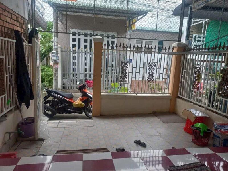 Cho thuê nhà gần chợ Bà Bộ, lộ 4m, 4.1x16m, có máy lạnh